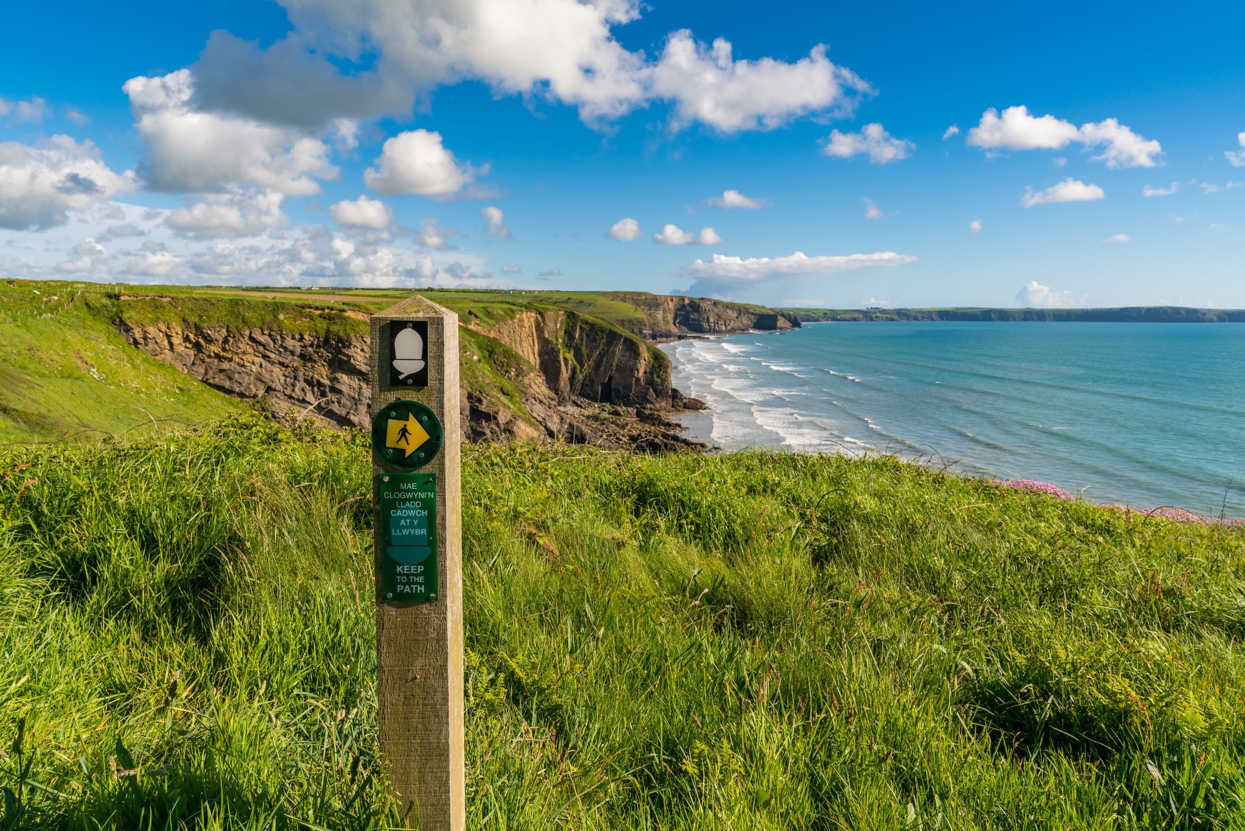 Une balise sur le Pembrokeshire Coast Path