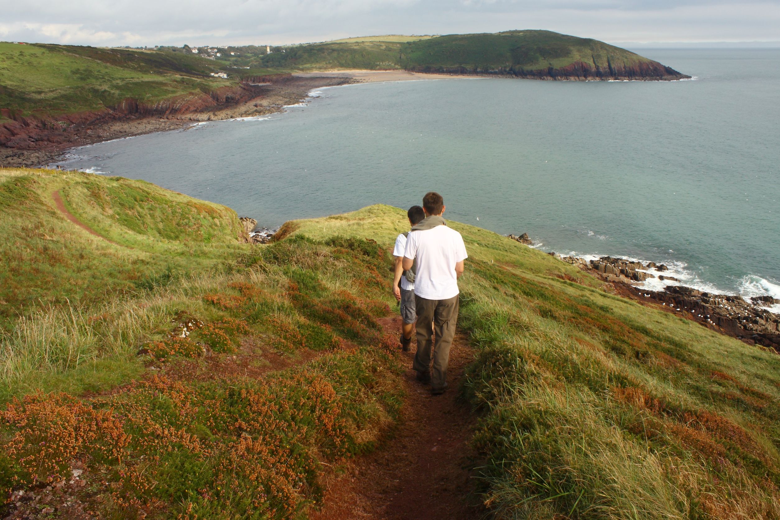 Des randonneurs sur le Pembrokeshire Coast Path