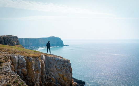 Un homme sur une falaise du Pembrokeshire