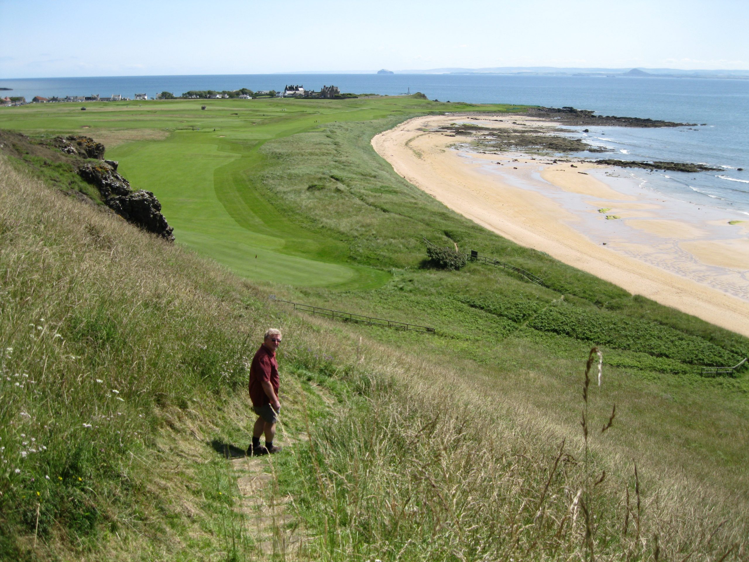 Un randonneur surplombant le parcours de golf de Earlsferry Links