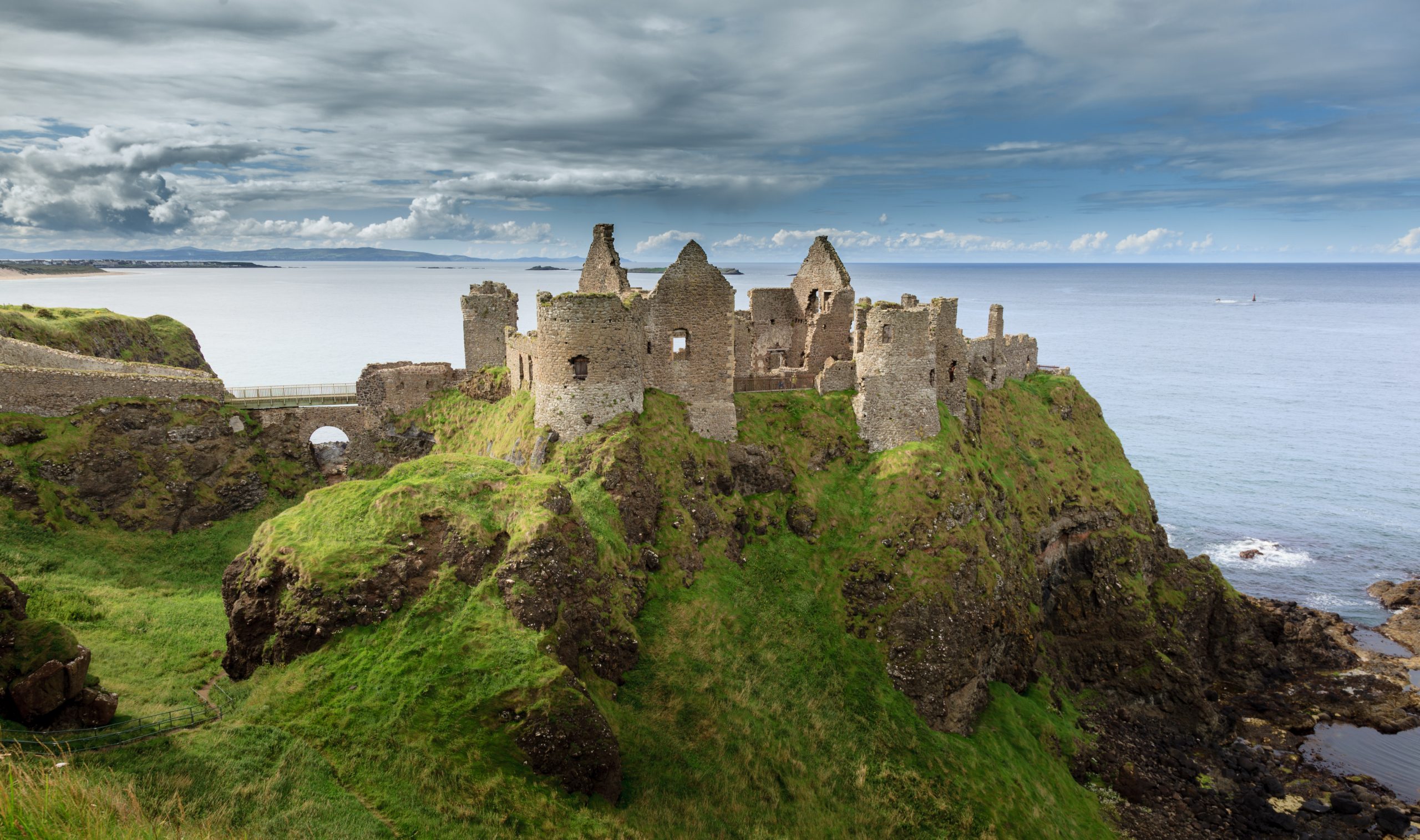 Die Burg von Dunluce an der Küste von Antrim, einer der Game of Thrones Drehorte