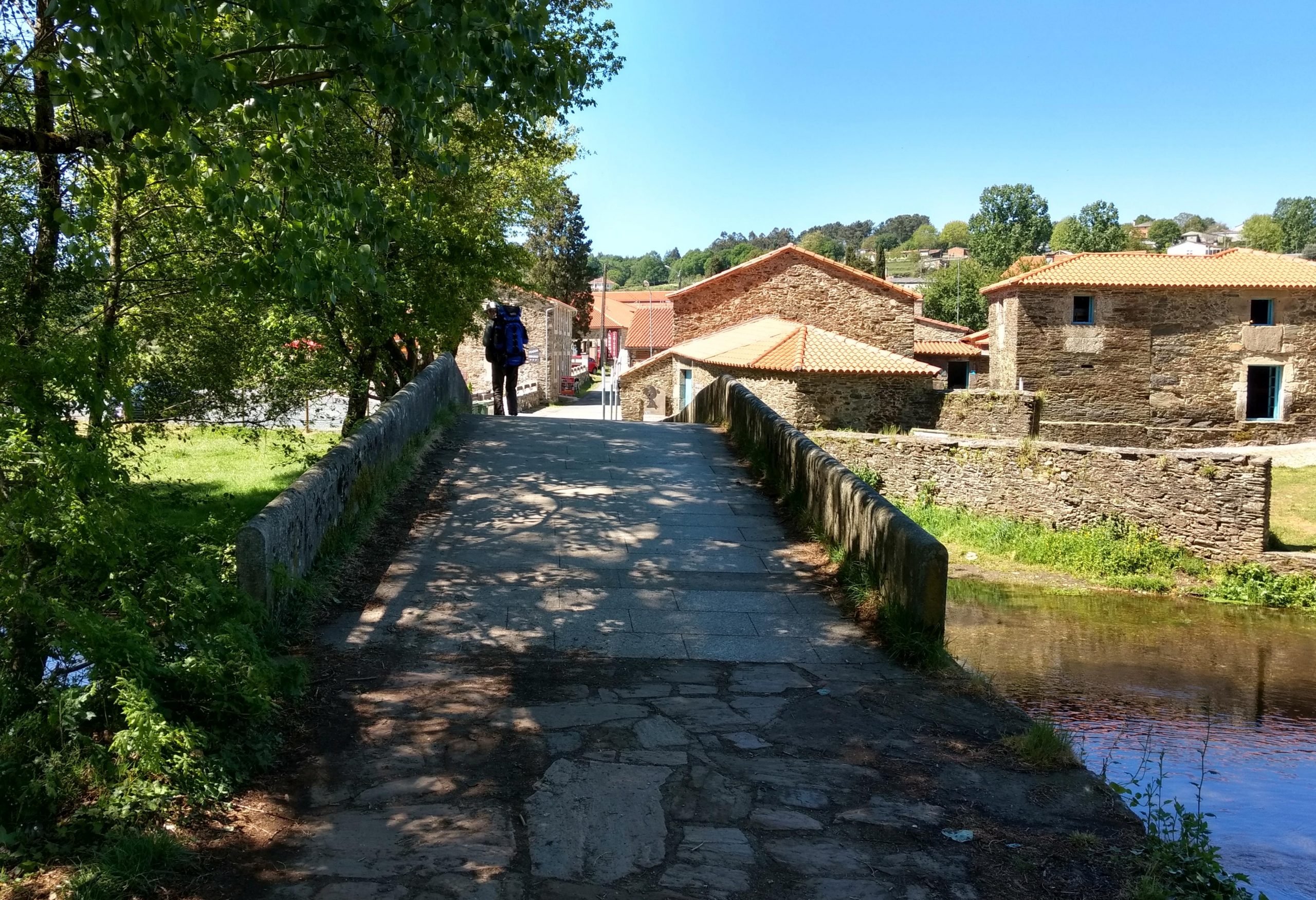 Brücke und Herberge bei Ribadiso de Baixo auf dem Jakobsweg