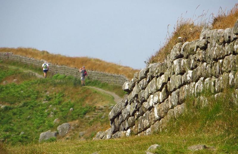 Wandelaars langs het Muur van Hadrianus pad