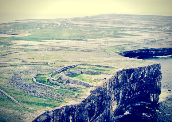 Dun Aengus. Foto: wikimedia_Ronan Mac Giollapharaic