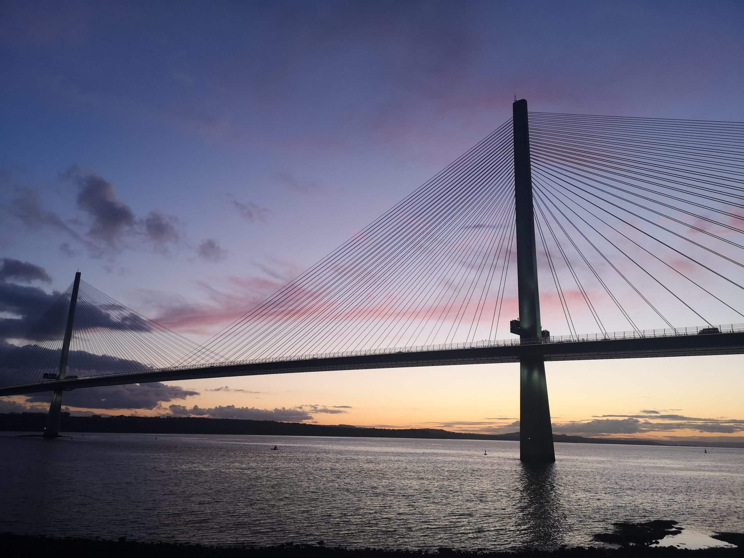 Die Forth Hängebrücke am Fife Coastal Path