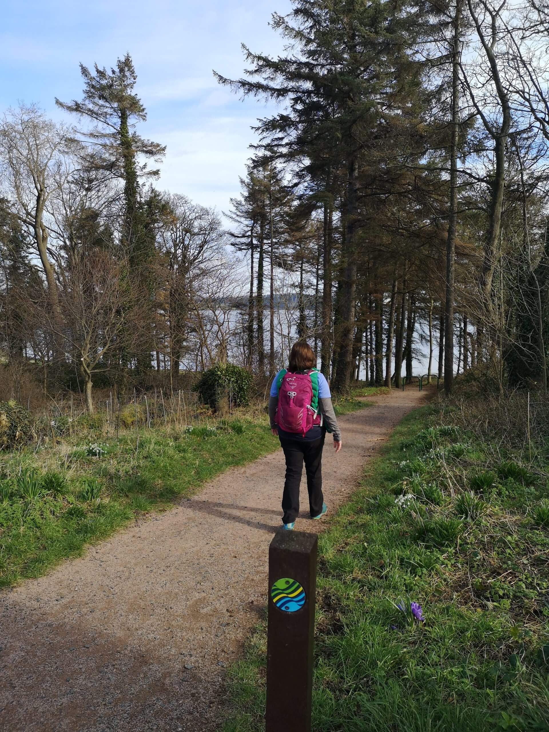 Wanderer und Wegemarkierung auf dem Fife Coastal Path