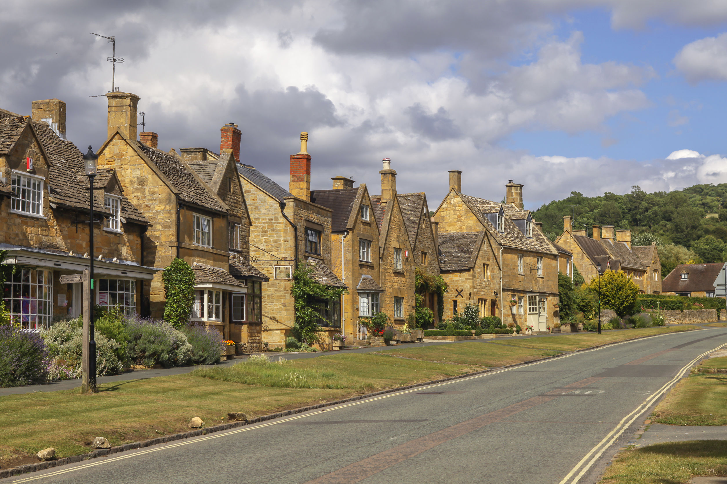 Street with pretty vintage cottage houses in Broadway, Cotswolds in Worcestershire, UK