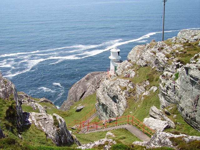 sheep's head lighthouse on the sheeps head way hiking trail in cork, Ireland / geograph.org.uk 271962