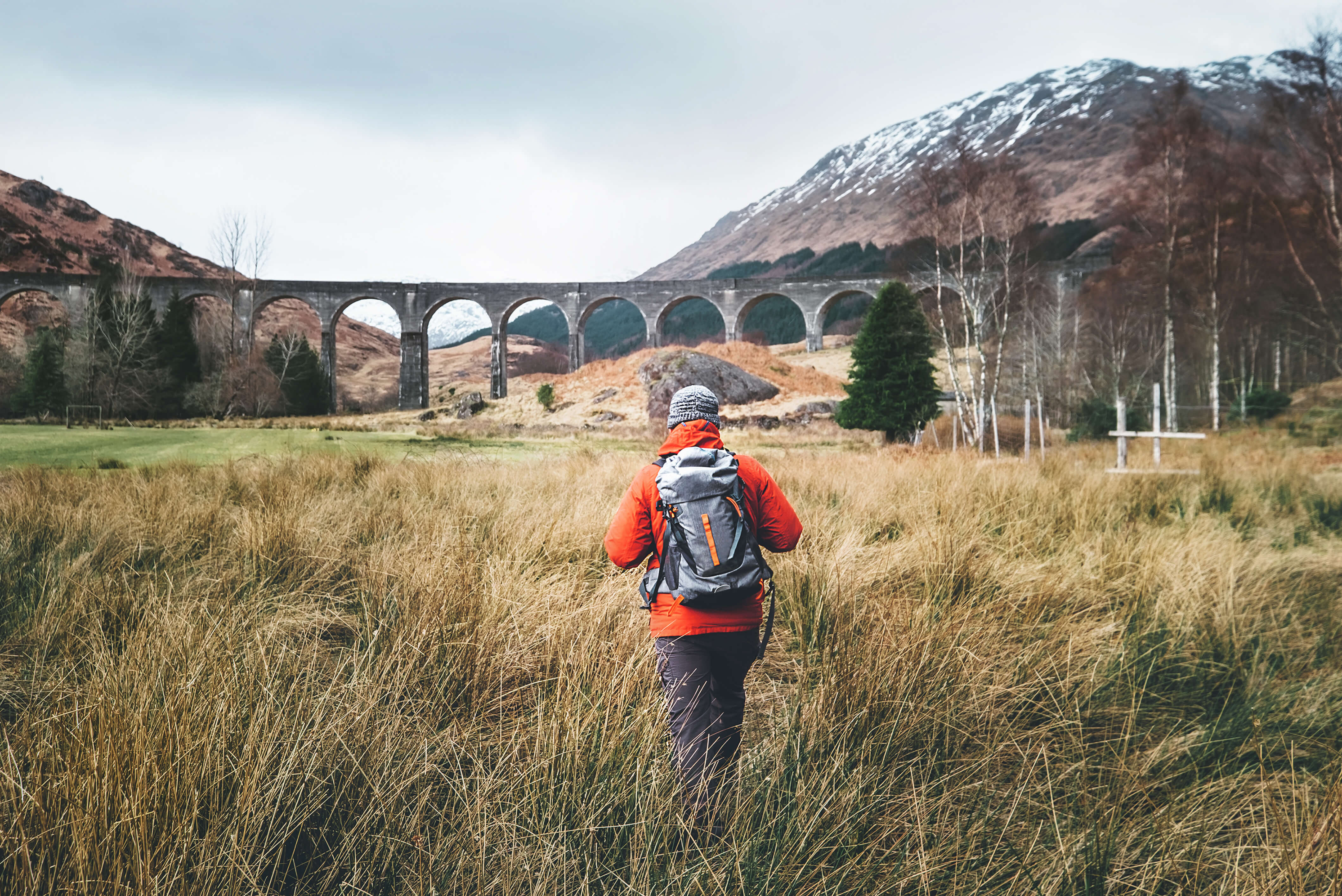 whl hiker approached glenfinnan viaduct dreamstime xxl 123565792