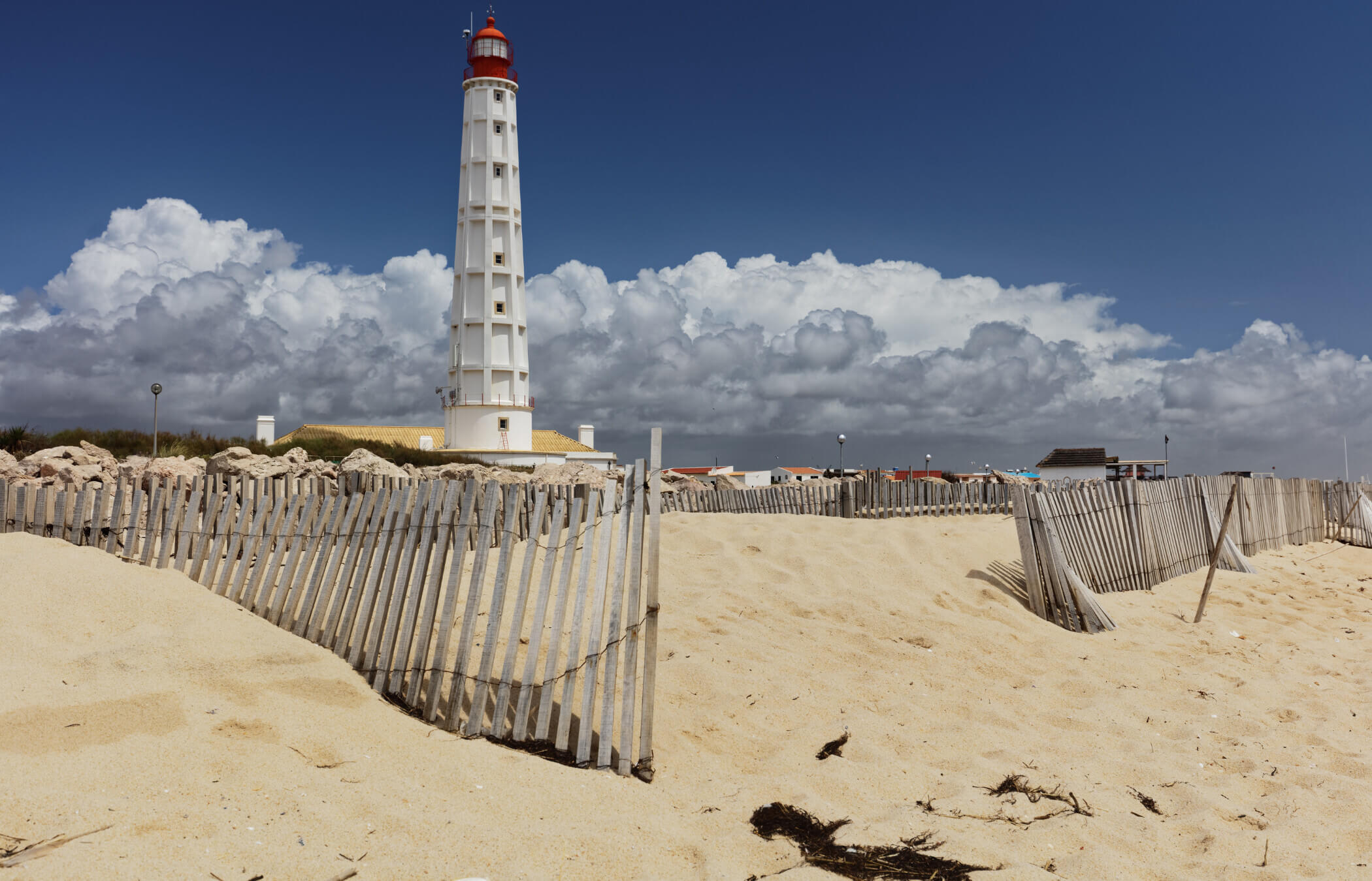 Vuurtoren op het eiland Culatra in de Ria Formosa, Portugal