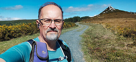 prim hauke selfie on roadway hill in background mg 20250929 135120 rtpd 110326 1750px