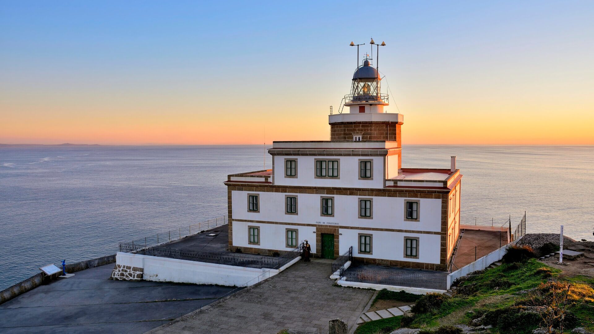 Le phare de Finisterre au coucher du soleil, perché sur les falaises surplombant l'océan Atlantique au cap de Finisterre, en Galice, en Espagne.
