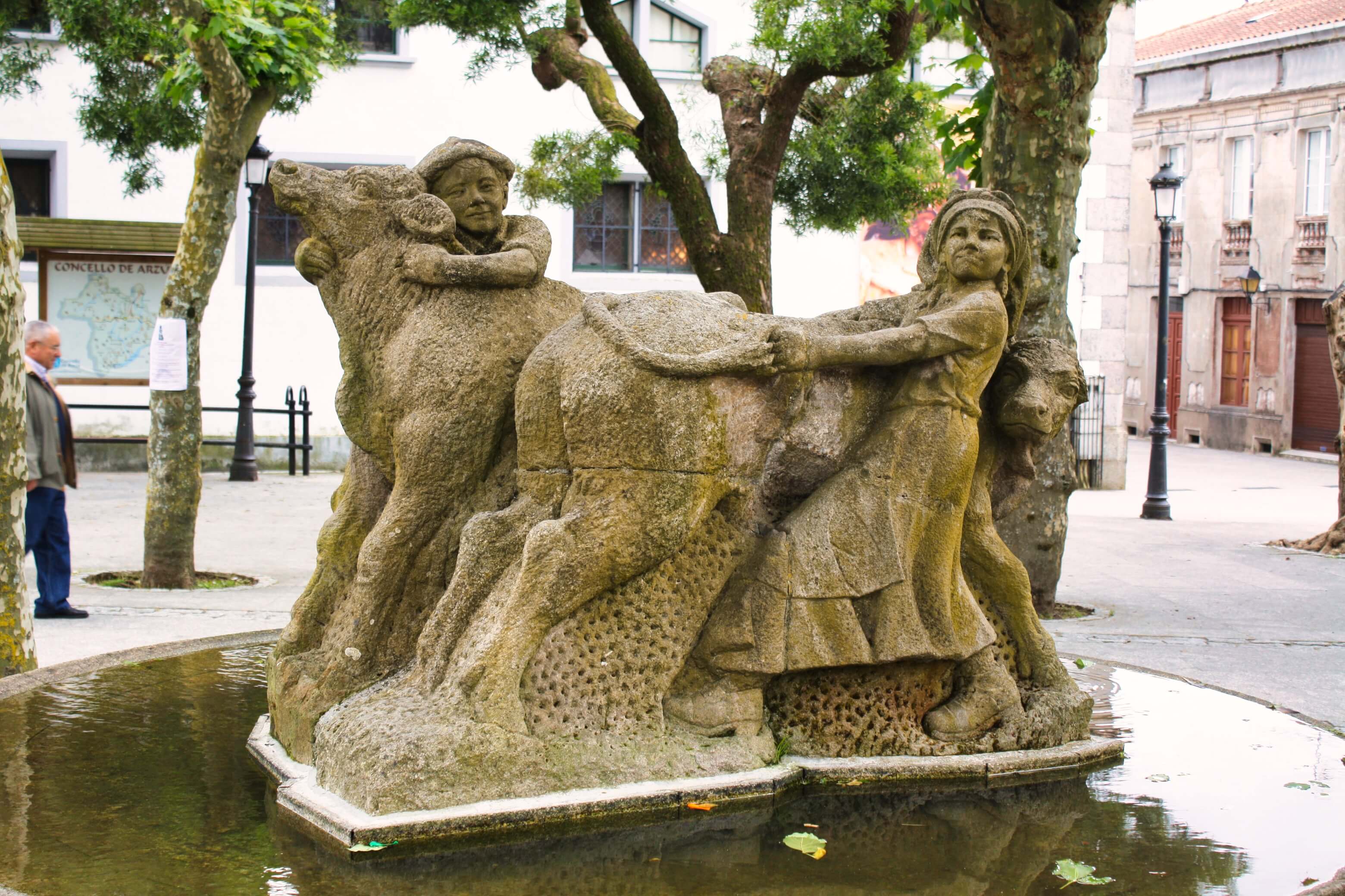 En hommage à son plat le plus célèbre, Arzúa met en scène deux vaches avec lesquelles des enfants s'amusent à lutter