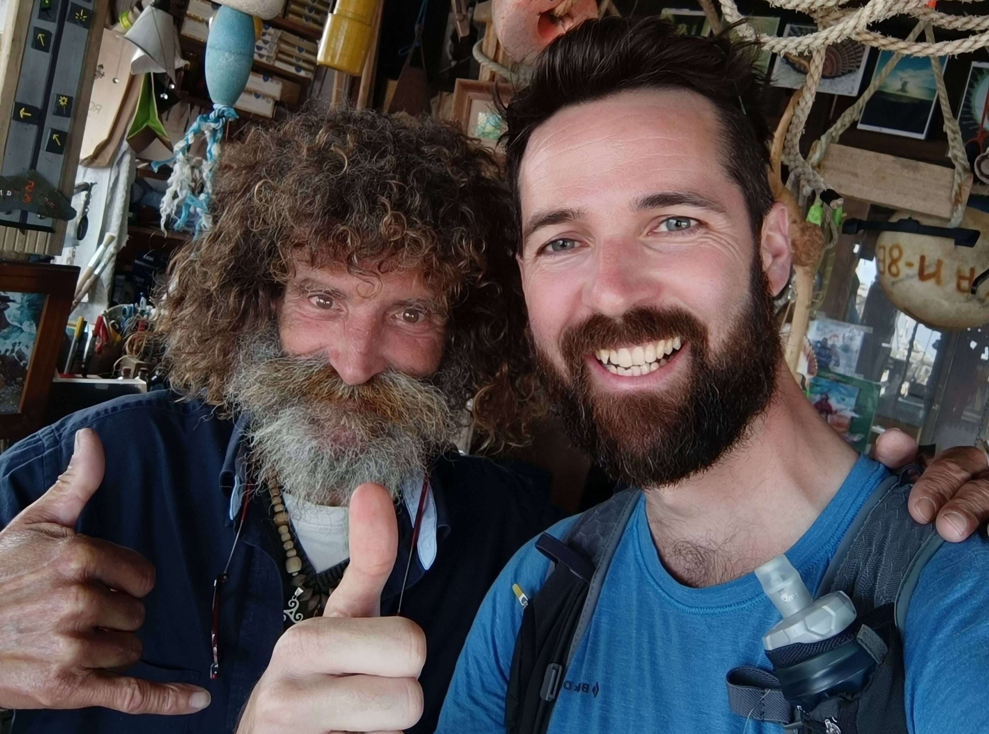 James, de Hillwalk Tours, et un artisan local dans sa boutique située le long du parcours.