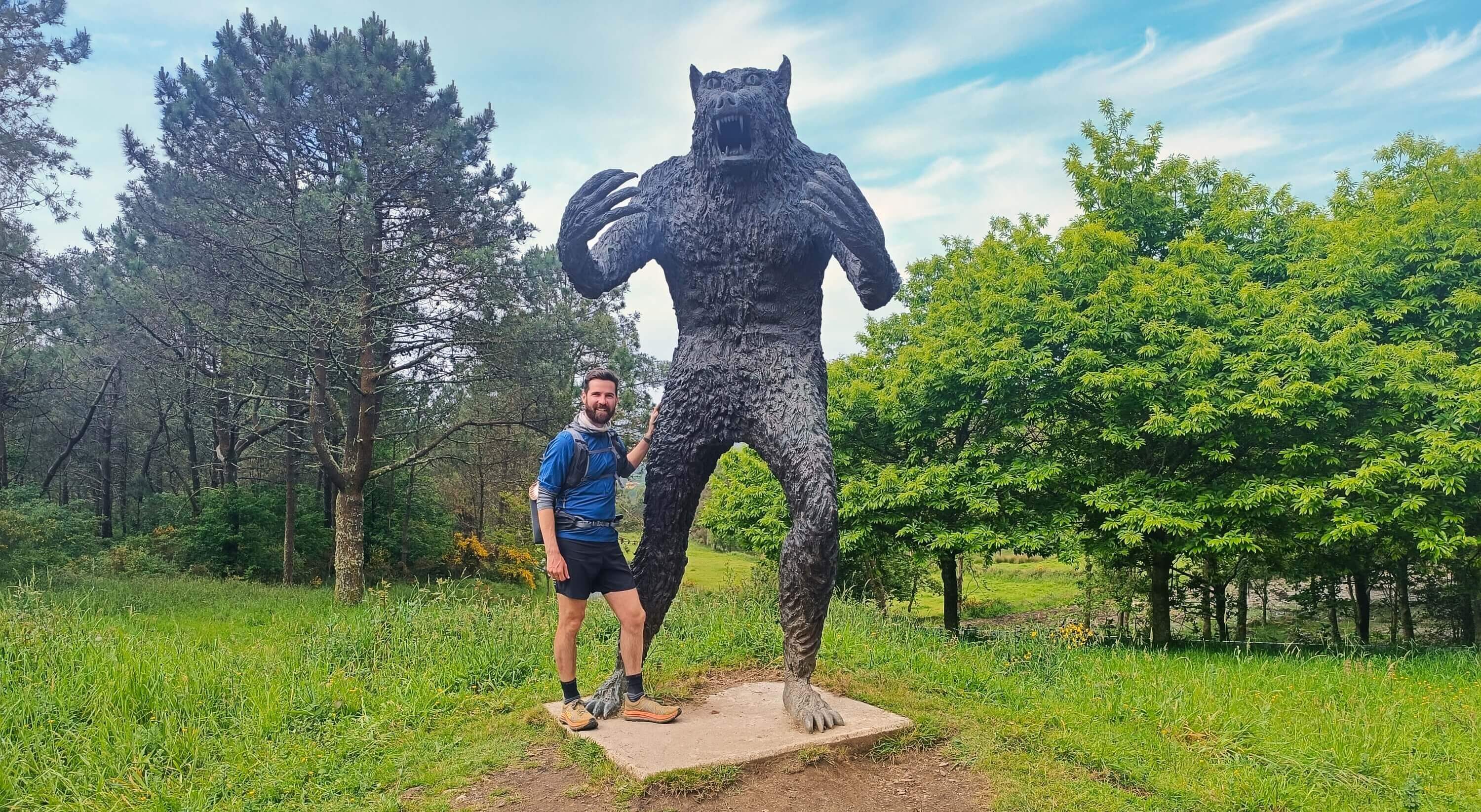 James devant la célèbre statue de Vakner, en route vers Finisterre sur le Chemin de Finisterre