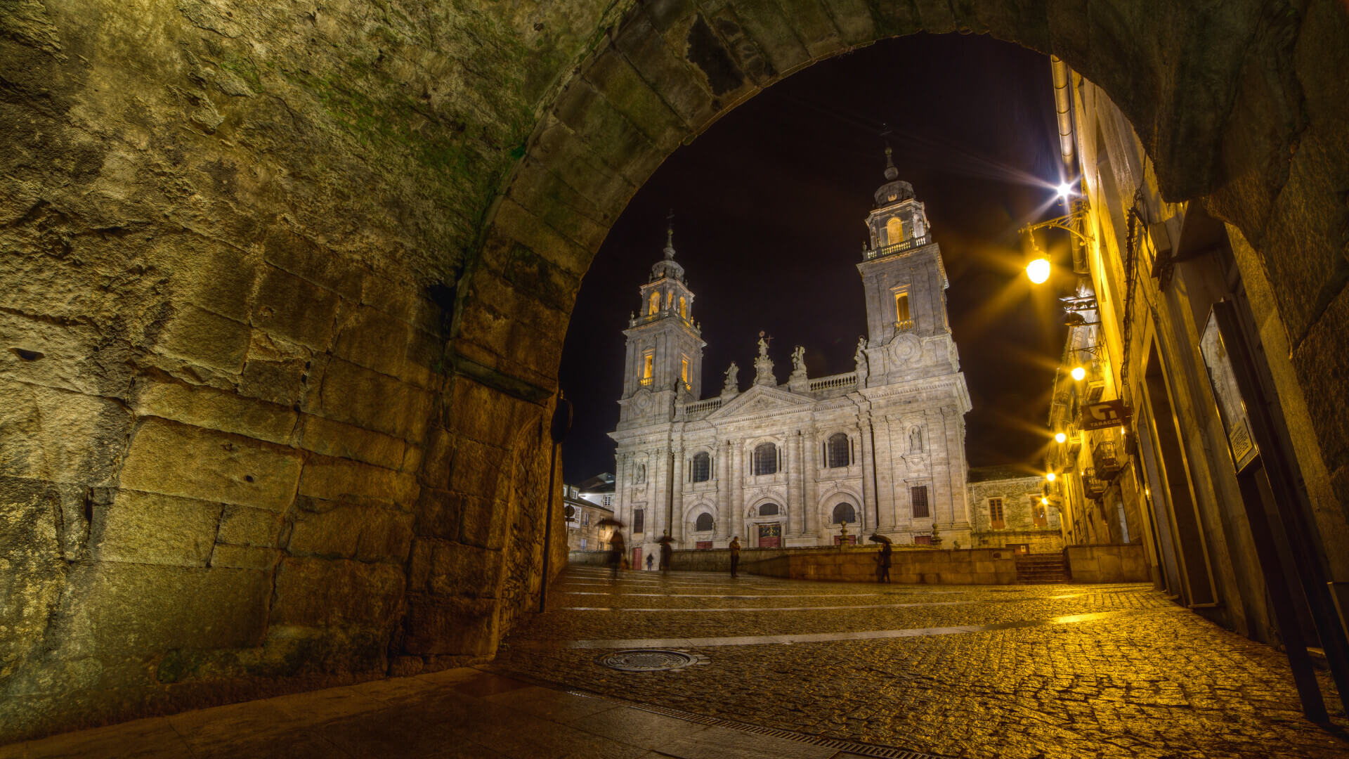 La célèbre cathédrale de Saint-Jacques-de-Compostelle la nuit