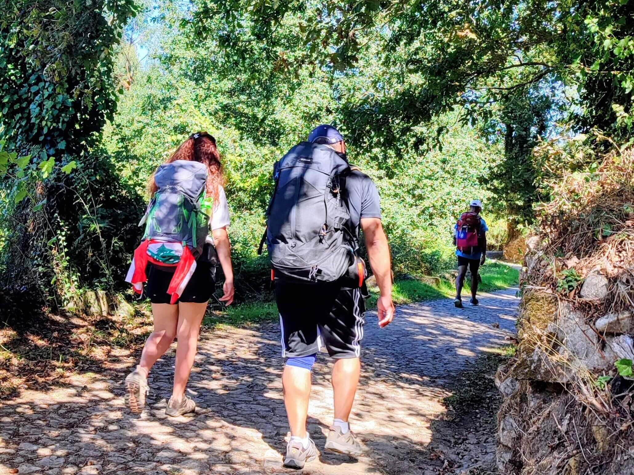 costa verde hikers on path img 20250925 1405582 (1)