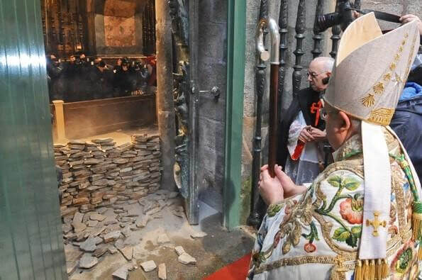 holy door archbishop santiago de compostela camino