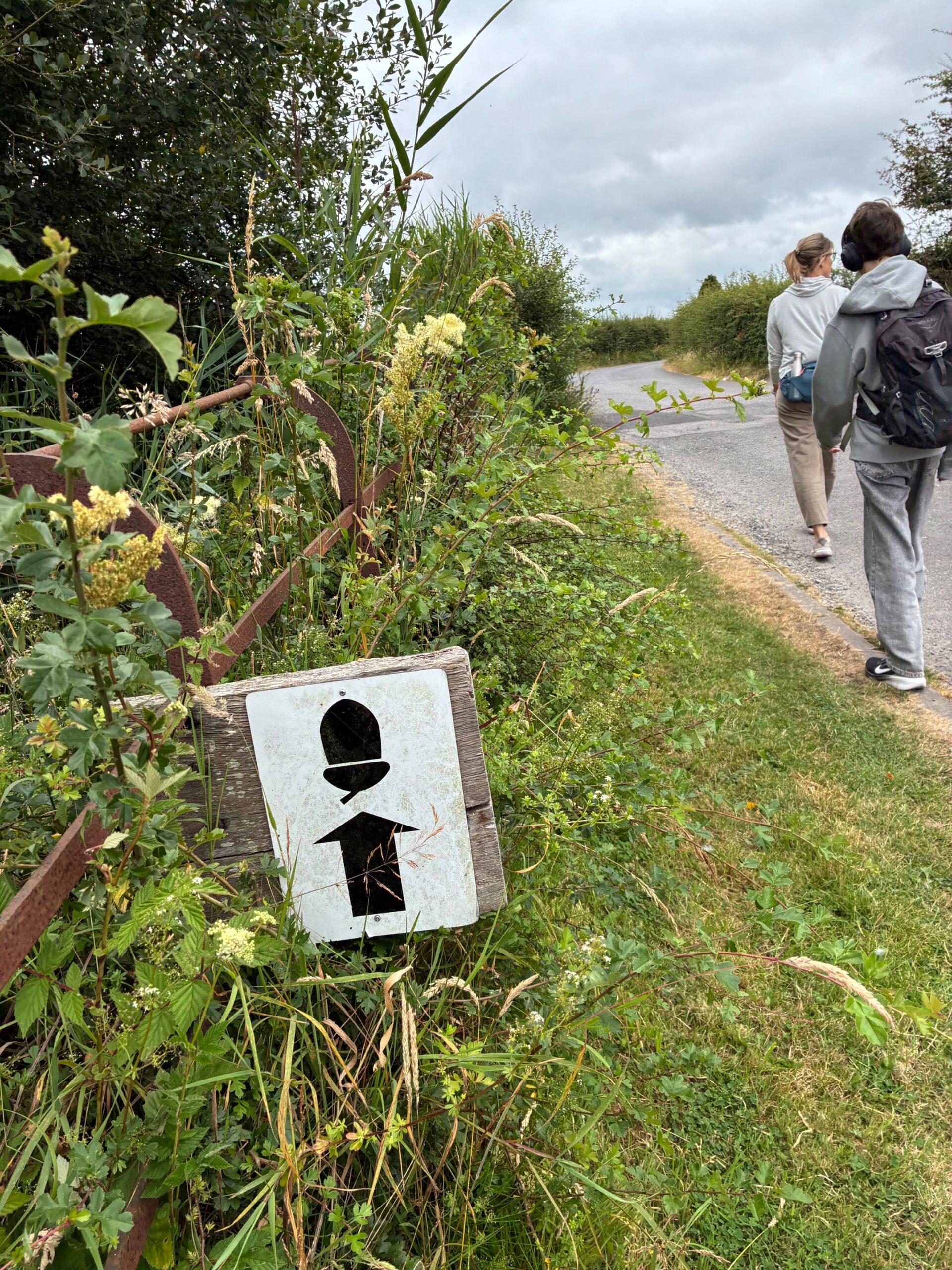 hwp acorn waymark hikers on path img 7732
