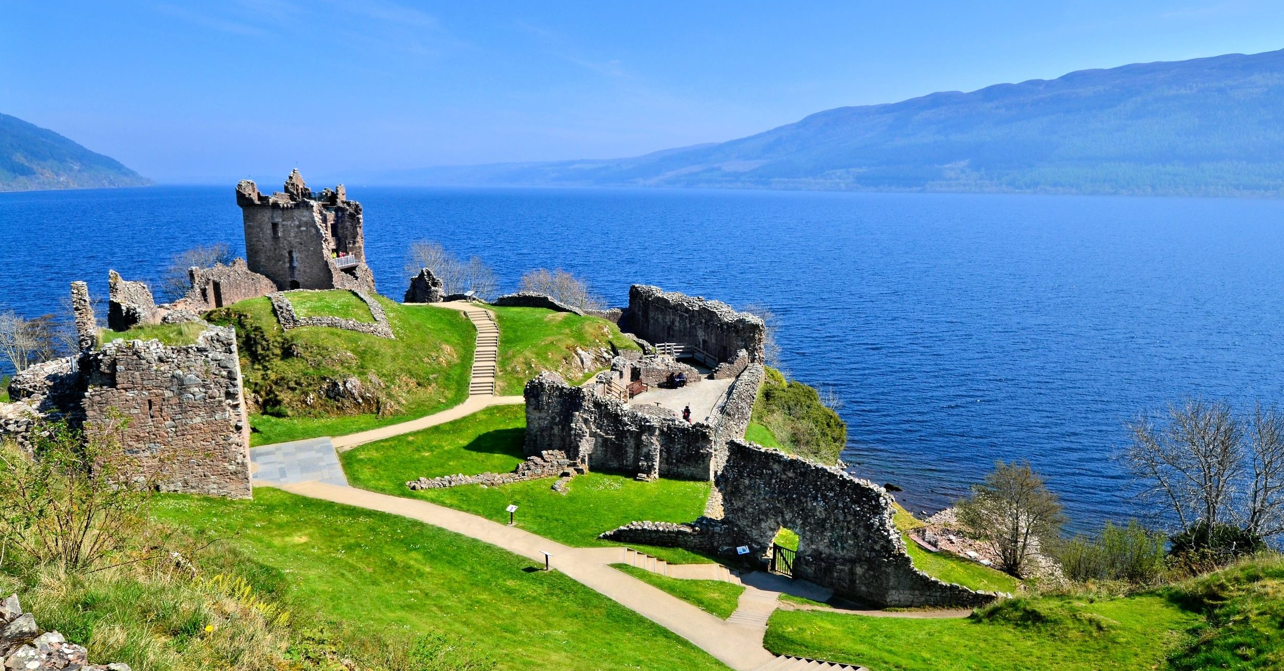 Die Ruinen von Urquhart Castle gehören zu den bekanntesten Sehenswürdigkeiten am Loch Ness