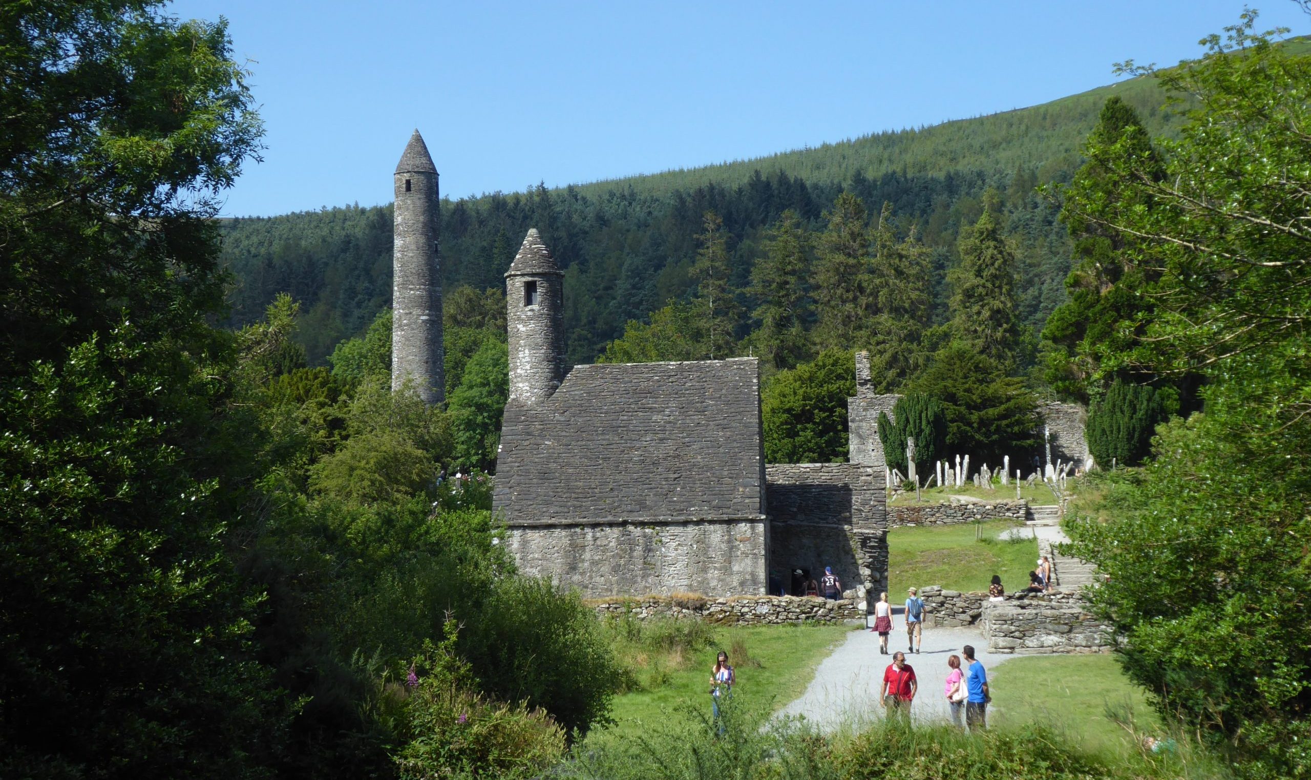 Die Klostersiedlung von Glendalough liegt am Wicklow Way und ist eine der berühmtesten Sehenswürdigkeiten im Osten Irlands
