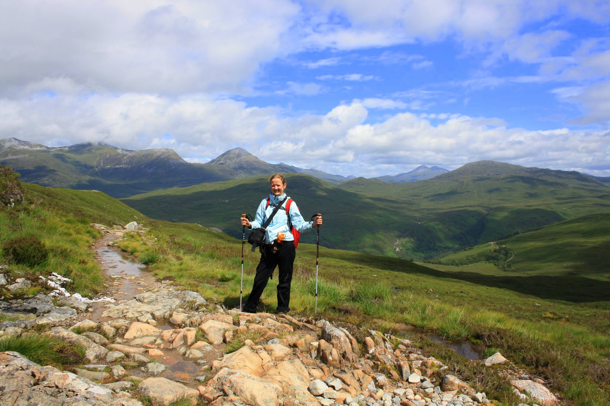 Wanderin auf dem West Highland Way mit Ben Nevis im Hintergrund