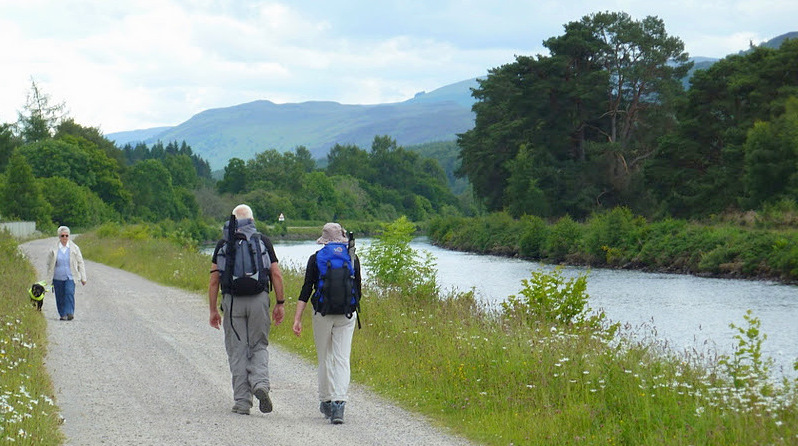 Wanderer auf dem Great in Schottland Glen Way entlang des Kaledoischen Kanals